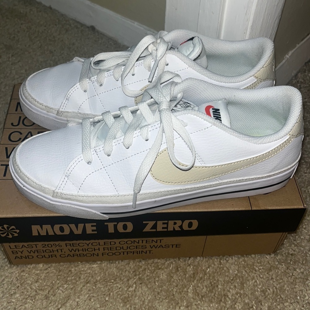 nike women’s court legacy shoes white/grey